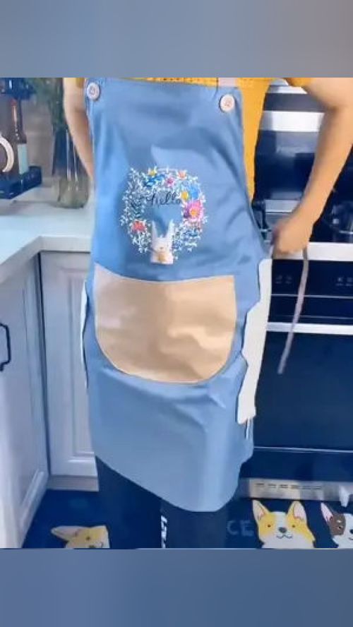 炒菜時帶上圍裙才不會被油濺到,這個圍裙防水材質(zhì),還能擦手,還有個大口袋 防水防油圍裙 家居好物 實用好物 廚房好物